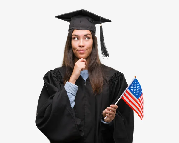 Mujer Hispana Joven Vistiendo Uniforme Graduado Sosteniendo Bandera América Cara —  Fotos de Stock