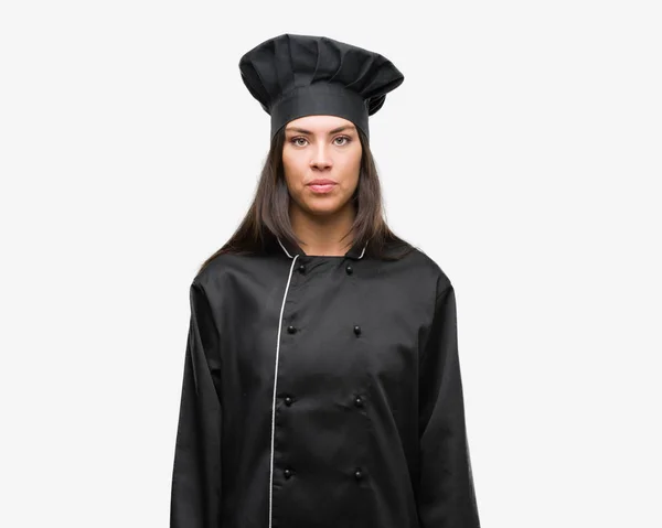 Joven Cocinera Hispana Vistiendo Uniforme Chef Con Expresión Confiada Cara — Foto de Stock