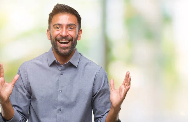 Erwachsener Hispanischer Mann Mit Isoliertem Hintergrund Der Verrückt Und Erstaunt — Stockfoto