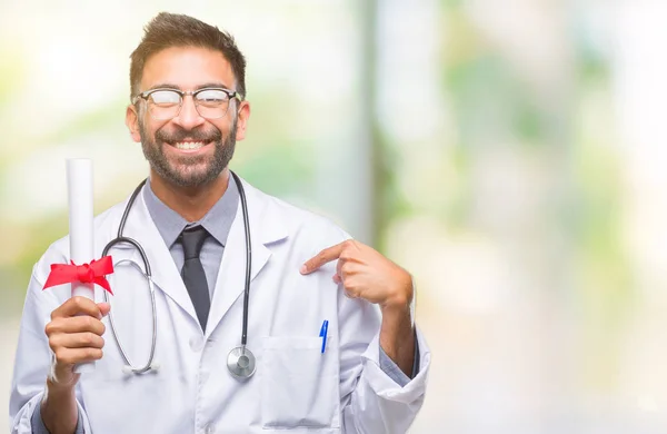 Adulto Hispânico Médico Homem Segurando Grau Sobre Fundo Isolado Com — Fotografia de Stock