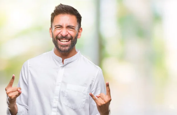 Erwachsener Hispanischer Mann Über Isoliertem Hintergrund Der Mit Verrücktem Gesichtsausdruck — Stockfoto