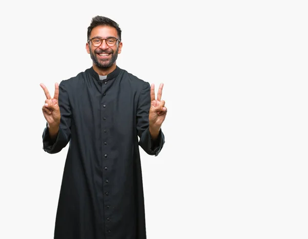 Hombre Sacerdote Católico Hispano Adulto Sobre Fondo Aislado Sonriendo Mirando —  Fotos de Stock
