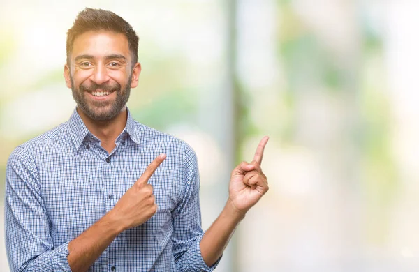 分離背景笑顔で側に つの手と指で指しているカメラ目線の上成人ヒスパニック系男性 — ストック写真