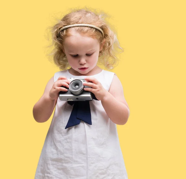 Mooie Blonde Peuter Fotograferen Met Vintage Camera — Stockfoto