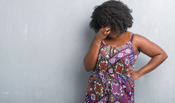 Mujer Afroamericana Joven Sobre Pared Gris Grunge Usando Vestido Colorido — Foto de Stock