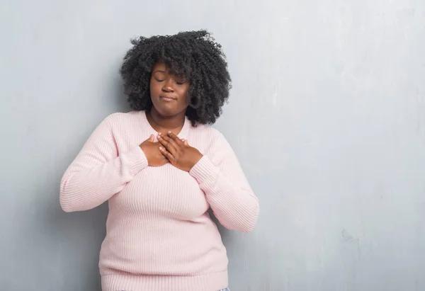 Jovem Afro Americana Size Mulher Sobre Parede Grunge Cinza Usando — Fotografia de Stock