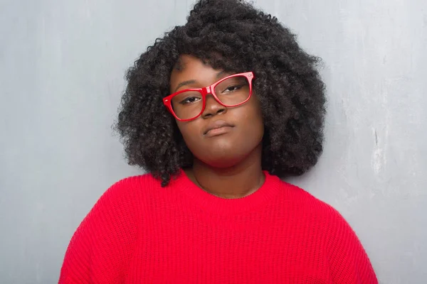아프리카계 미국인 플러스 얼굴에 심각한 표정으로 스웨터를 스러운 카메라를 — 스톡 사진