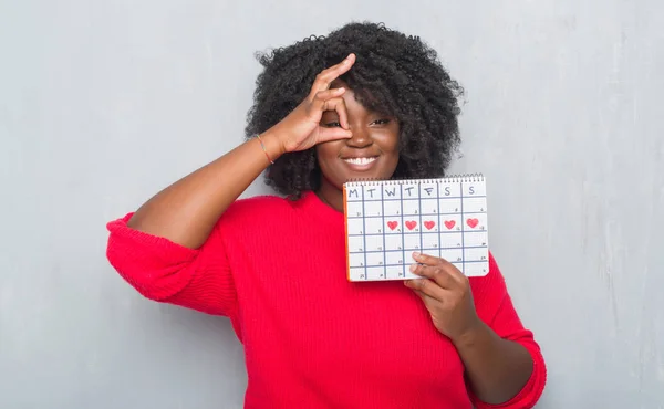 Jonge African American Vrouw Grijs Grunge Muur Menstruatie Kalender Houden — Stockfoto