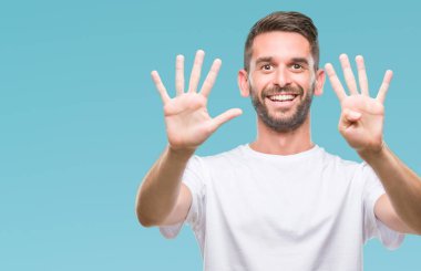 Yakışıklı delikanlı gösterilen ve parmakları ile işaret izole arka plan üzerinde numara 9 kendinden emin ve mutlu gülümseyerek süre.