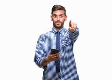 Kamera ve size parmak ile işaret arka plan üzerinde Smartphone kullanarak ileti gönderme genç atlatmışsınız adam manifatura izole, el işareti, pozitif ve kendinden emin bir jest ön