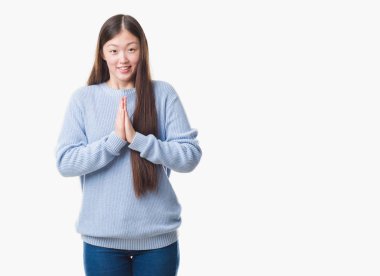 Arka plan birlikte emin gülümseyen bağışlanmak ellerle dua Genç Çinli kadın izole.