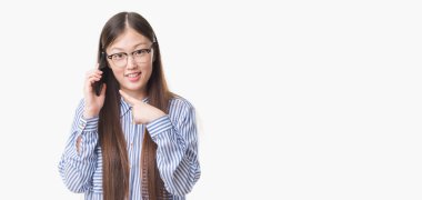 El ve parmak ile işaret çok mutlu telefonda konuşan izole arka plan üzerinde Genç Çinli kadın