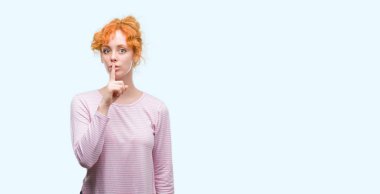 Dudaklarında parmak ile sessiz olmanı genç Kızıl saçlı kadın. Sessizlik ve gizli kavramı.