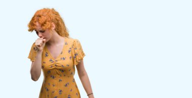 Hasta ve soğuk veya bronşit için semptom olarak öksürük duygu genç Kızıl saçlı kadın. Sağlık kavramı.