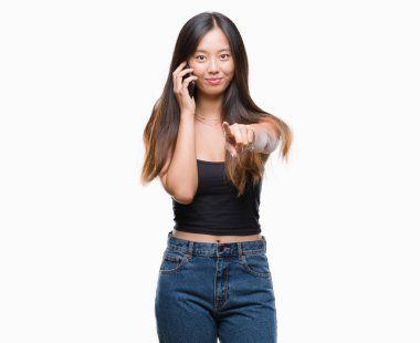 Kamera ve size parmak ile işaret arka plan üzerinde konuşan Genç Asyalı kadın izole, el işareti, pozitif ve kendinden emin bir jest ön