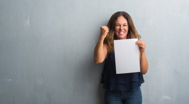 Banka kağıt sayfa tutan orta yaş İspanyol kadın rahatsız ve boşa çıkarmak ile öfke, çılgın da elini, kaldırdı ile bağırıyor kavramı öfke