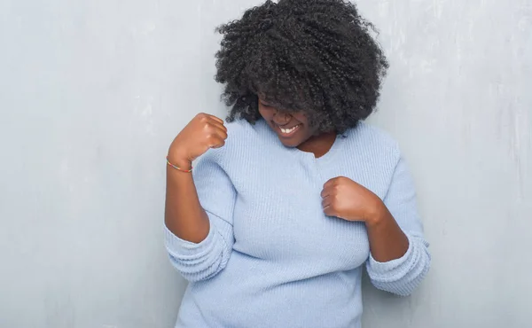 Giovane Donna Afroamericana Sul Muro Grigio Grunge Indossa Maglione Invernale — Foto Stock