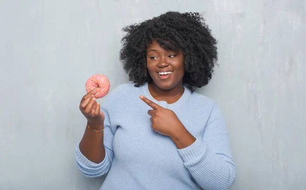 Junge Afrikanisch Amerikanische Frau Über Grauer Grunge Wand Beim Essen — Stockfoto