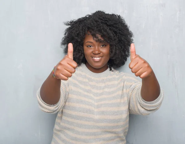 Junge Afrikanisch Amerikanische Size Frau Über Der Grauen Grunge Wand — Stockfoto