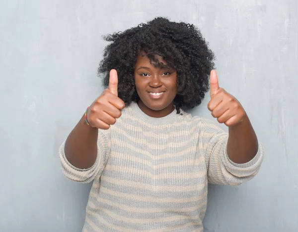 Joven Afroamericano Más Mujer Tamaño Sobre Gris Pared Grunge Usando — Foto de Stock