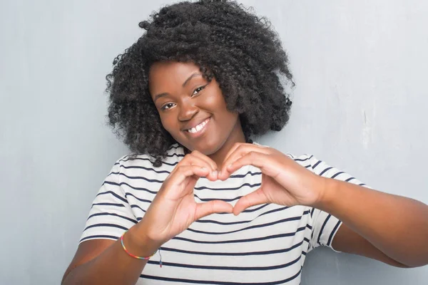 Young African American Size Woman Grey Grunge Wall Smiling Love — Stock Photo, Image