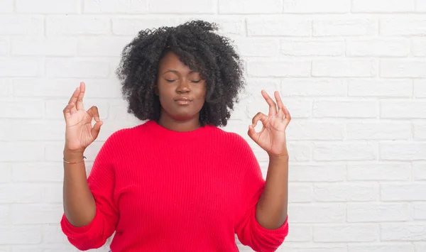 Joven Afroamericano Más Mujer Tamaño Sobre Pared Ladrillo Blanco Relajarse — Foto de Stock