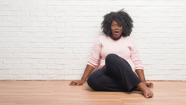 Mujer Afroamericana Joven Sentada Suelo Casa Asustada Conmocionada Con Expresión — Foto de Stock