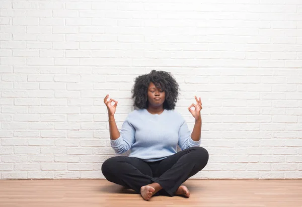 Junge Afrikanisch Amerikanische Frau Die Hause Auf Dem Boden Sitzt — Stockfoto