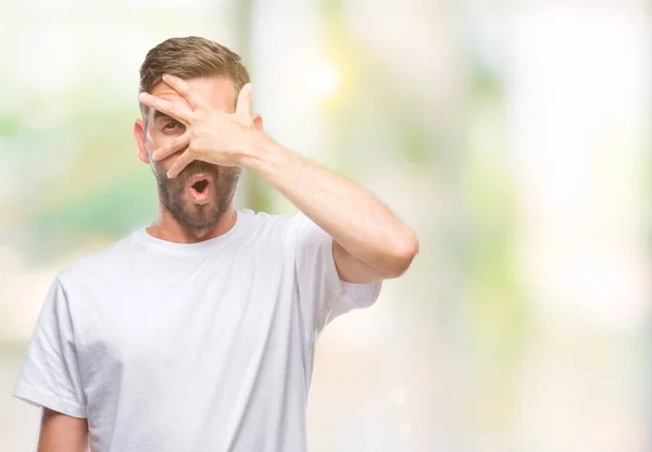 Joven Hombre Guapo Sobre Fondo Aislado Asomándose Shock Cubriendo Cara — Foto de Stock