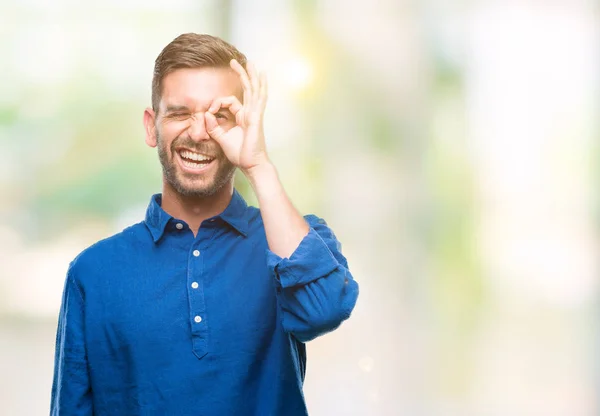 Stilig Ung Över Isolerade Bakgrund Gör Gest Med Handen Leende — Stockfoto