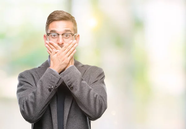 Jeune Homme Affaires Beau Sur Fond Isolé Choqué Couvrant Bouche — Photo