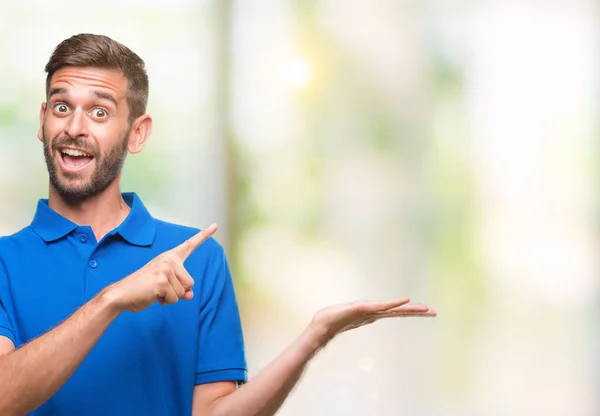 Joven Hombre Guapo Sobre Fondo Aislado Asombrado Sonriendo Cámara Mientras — Foto de Stock