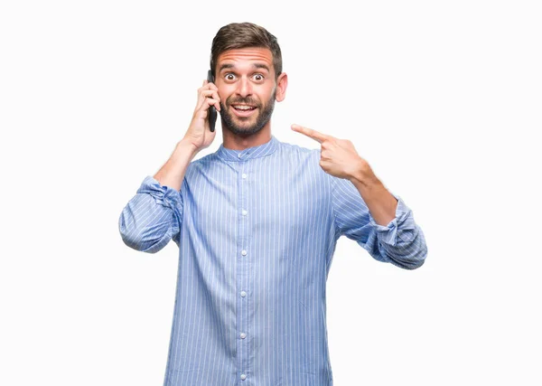 Jonge Knappe Man Spreken Telefoon Geïsoleerde Achtergrond Erg Blij Met — Stockfoto
