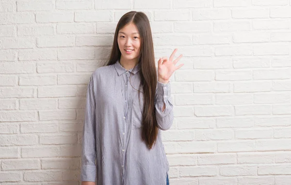 Jonge Chinese Vrouw Bakstenen Muur Doen Teken Met Vingers Uitstekende — Stockfoto