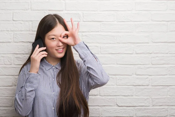 Молодая Китаянка Кирпичной Стеной Разговаривает Телефону Счастливым Лицом Улыбаясь Делает — стоковое фото