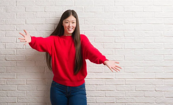 Jonge Chinese Vrouw Bakstenen Muur Kijken Naar Camera Glimlachen Met — Stockfoto