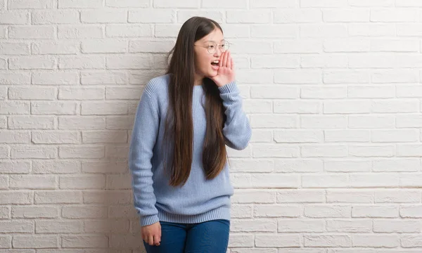 Chinise Mladá Žena Nad Bílé Zdi Křičí Ječí Nahlas Postavili — Stock fotografie