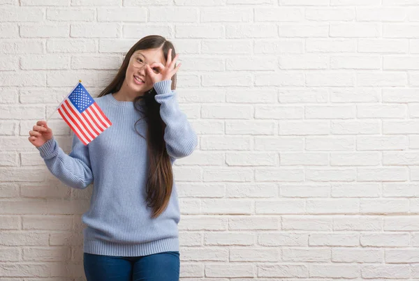 Joven Mujer China Sobre Pared Ladrillo Sosteniendo Bandera América Con —  Fotos de Stock