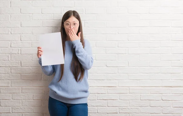 Jonge Chinese Vrouw Bakstenen Muur Holding Blanco Papier Cover Mond — Stockfoto