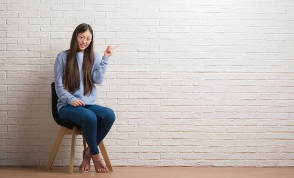 Mladá Číňanka Sedí Židli Nad Cihlovou Zeď Velmi Šťastný Přejdete — Stock fotografie