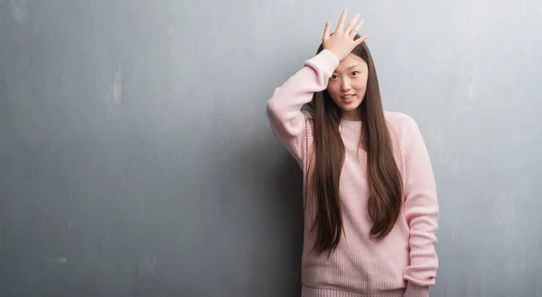 Jonge Chinese Vrouw Grijs Muur Verrast Met Hand Het Hoofd — Stockfoto