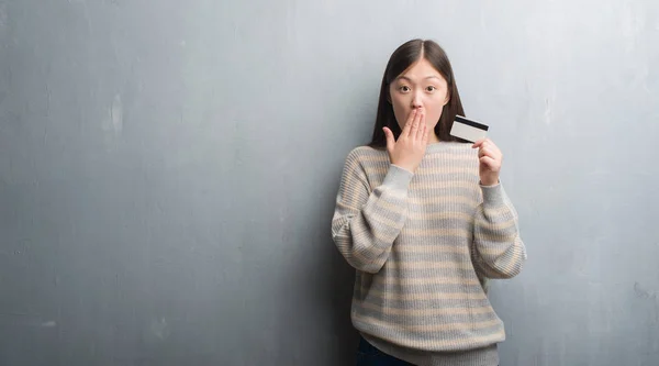 Giovane Donna Cinese Sopra Muro Grigio Che Tiene Bocca Coperta — Foto Stock