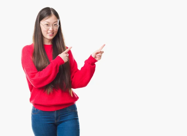 Jonge Chinese Vrouw Geïsoleerd Achtergrond Bril Glimlachen Kijken Naar Wijzen — Stockfoto