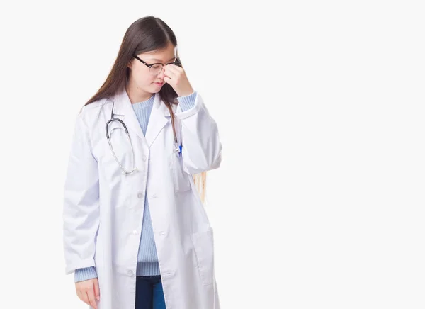 Joven Doctora China Sobre Fondo Aislado Cansada Frotando Nariz Ojos —  Fotos de Stock