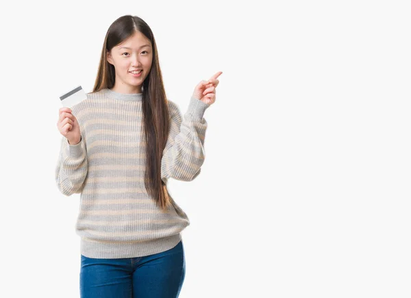 Young Chinese Woman Isolated Background Holding Credit Card Very Happy — Stock Photo, Image