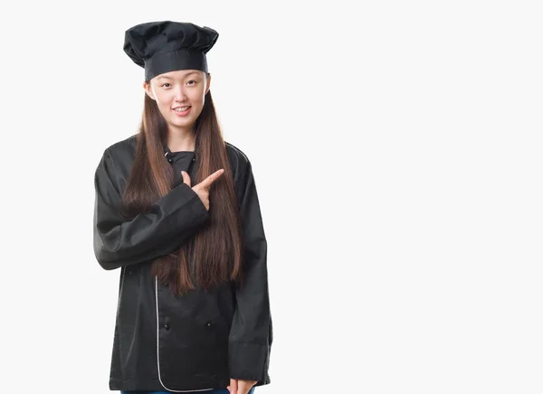 Jovem Chinesa Sobre Fundo Isolado Vestindo Uniforme Chef Alegre Com — Fotografia de Stock
