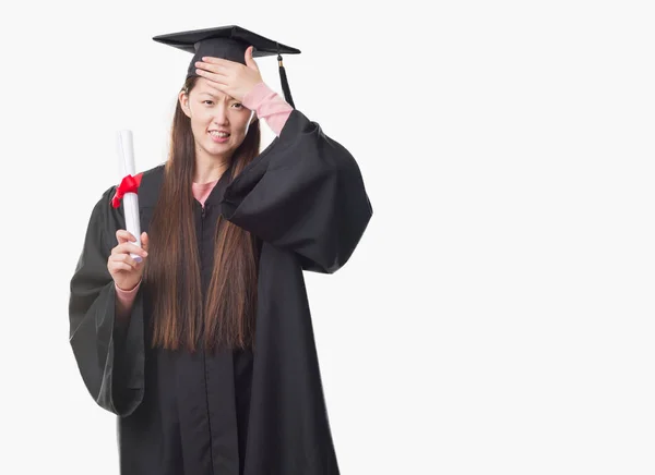 Jeune Femme Chinoise Portant Uniforme Diplômé Détenant Diplôme Papier Stressé — Photo