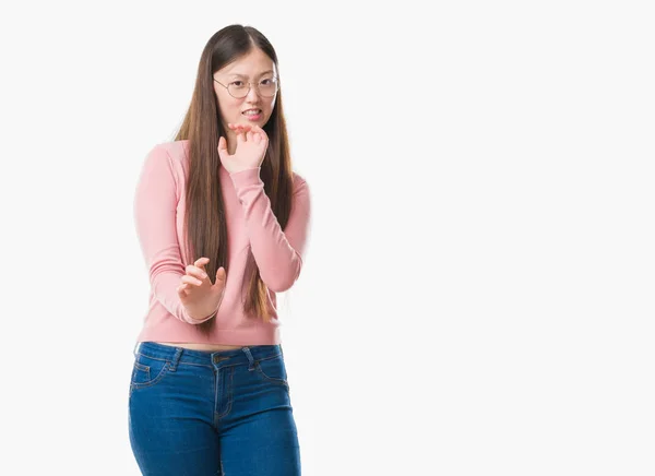 Unga Kinesiska Kvinnan Över Isolerade Bakgrund Bär Glasögon Äcklade Uttryck — Stockfoto