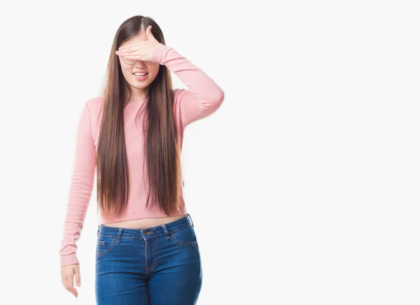 Joven Mujer China Sobre Fondo Aislado Con Gafas Sonriendo Riendo — Foto de Stock