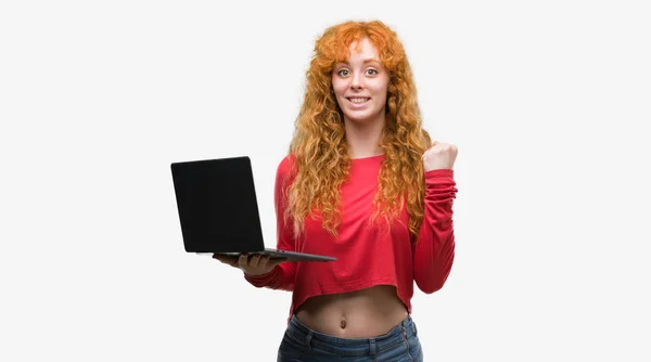 Jonge Roodharige Vrouw Met Behulp Van Computer Laptop Schreeuwen Trots — Stockfoto